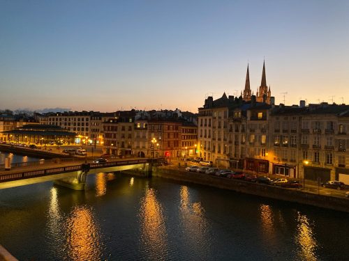 La cathédrale de Bayonne avec l'Adour en premier plan