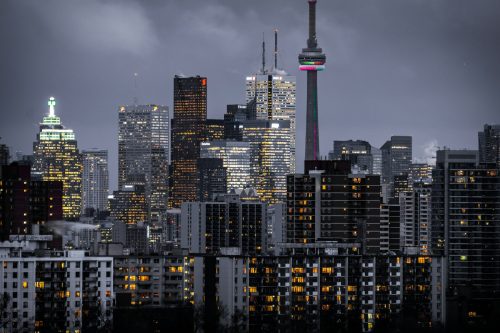 Vue aérienne des gratte-ciel de Toronto, de la Tour CN de nuit