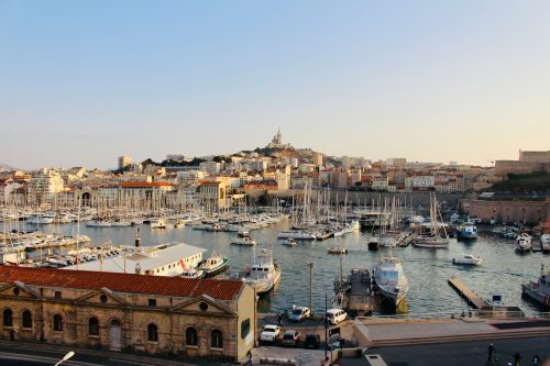 Vue du Vieux Port de Marseille et Notre-Dame de la Garde en fond