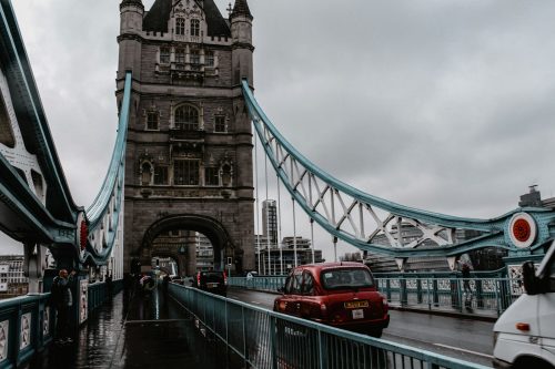 Une voiture rouge sur le Tower Bridge, Londres