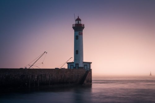 Front de mer et phare à Saint-Nazaire au crépuscule